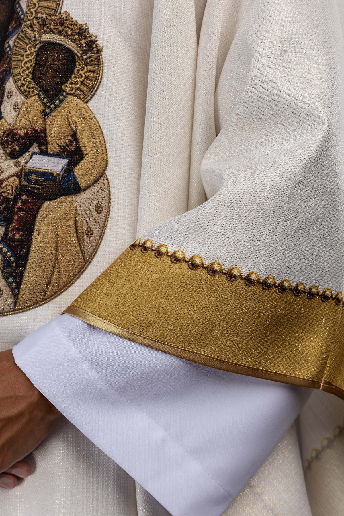 Casulla, detalle lateral del borde dorado con ribete de cuentas