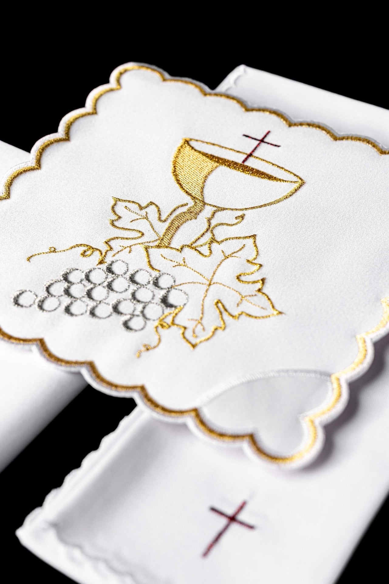 Komplet kielichowy haftowany z motywem eucharystycznym biały