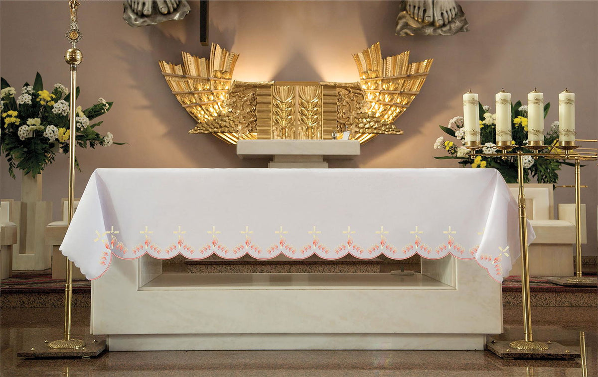 Mantel de altar con bordado frontal de cruces y llamas, vista frontal en blanco