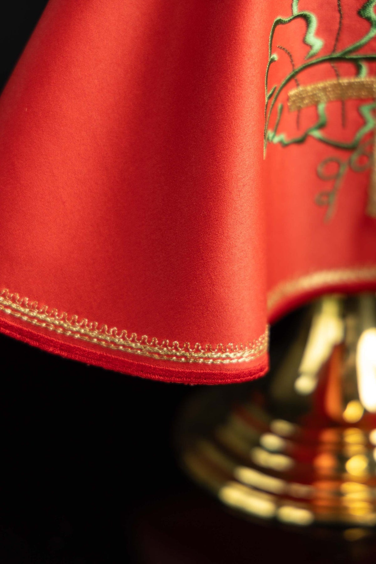 Velo para copón rojo, detalle del tejido y ribete dorado inferior