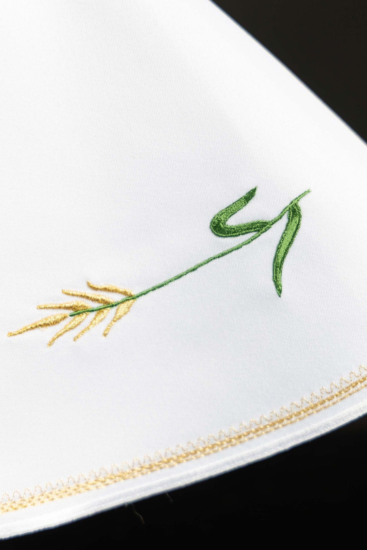 Velo para copón blanco, detalle de espiga dorada y hojas verdes bordadas