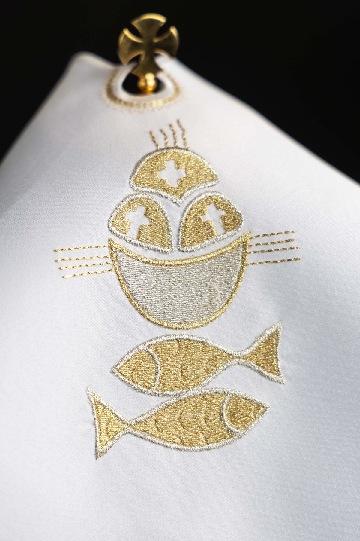 Velo para copón, detalle del bordado dorado de pan y peces