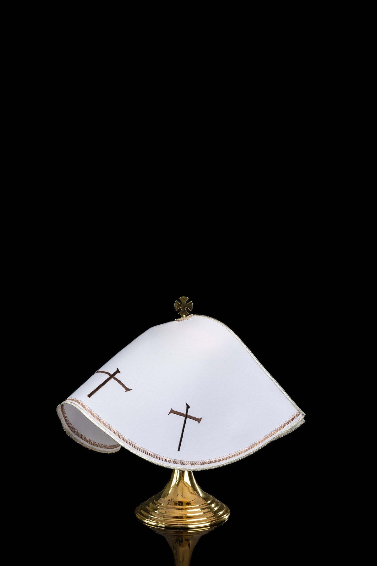 Velo para copón blanco, vista posterior con cruces bordadas y ribete decorativo