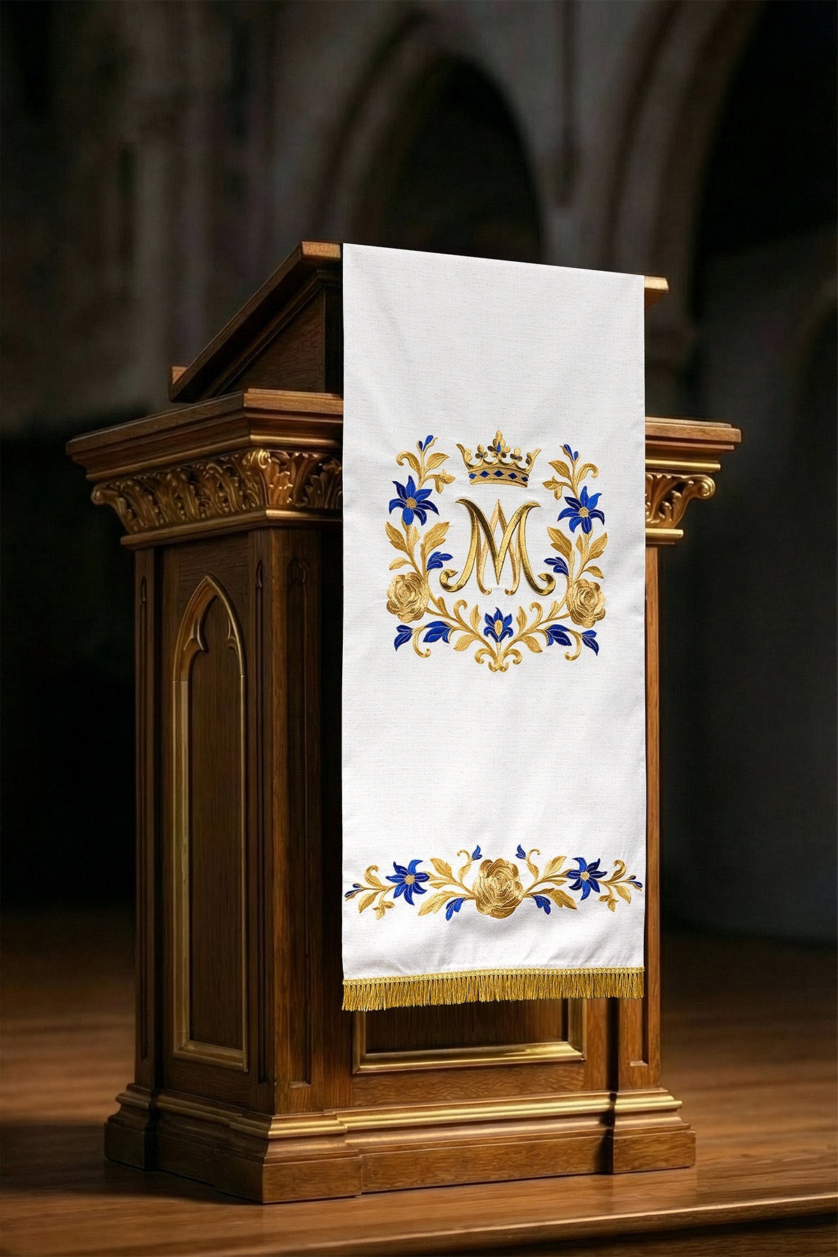 Mantel para ambón con bordado mariano en color ecru