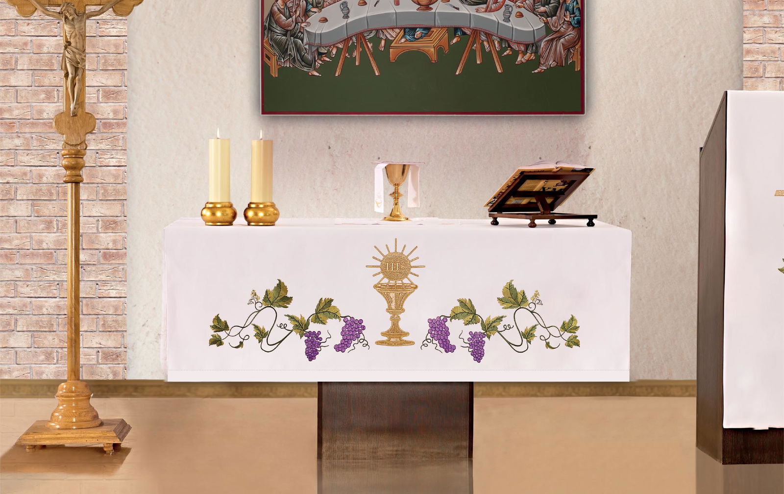 Mantel de altar con bordado frontal de cáliz y uvas