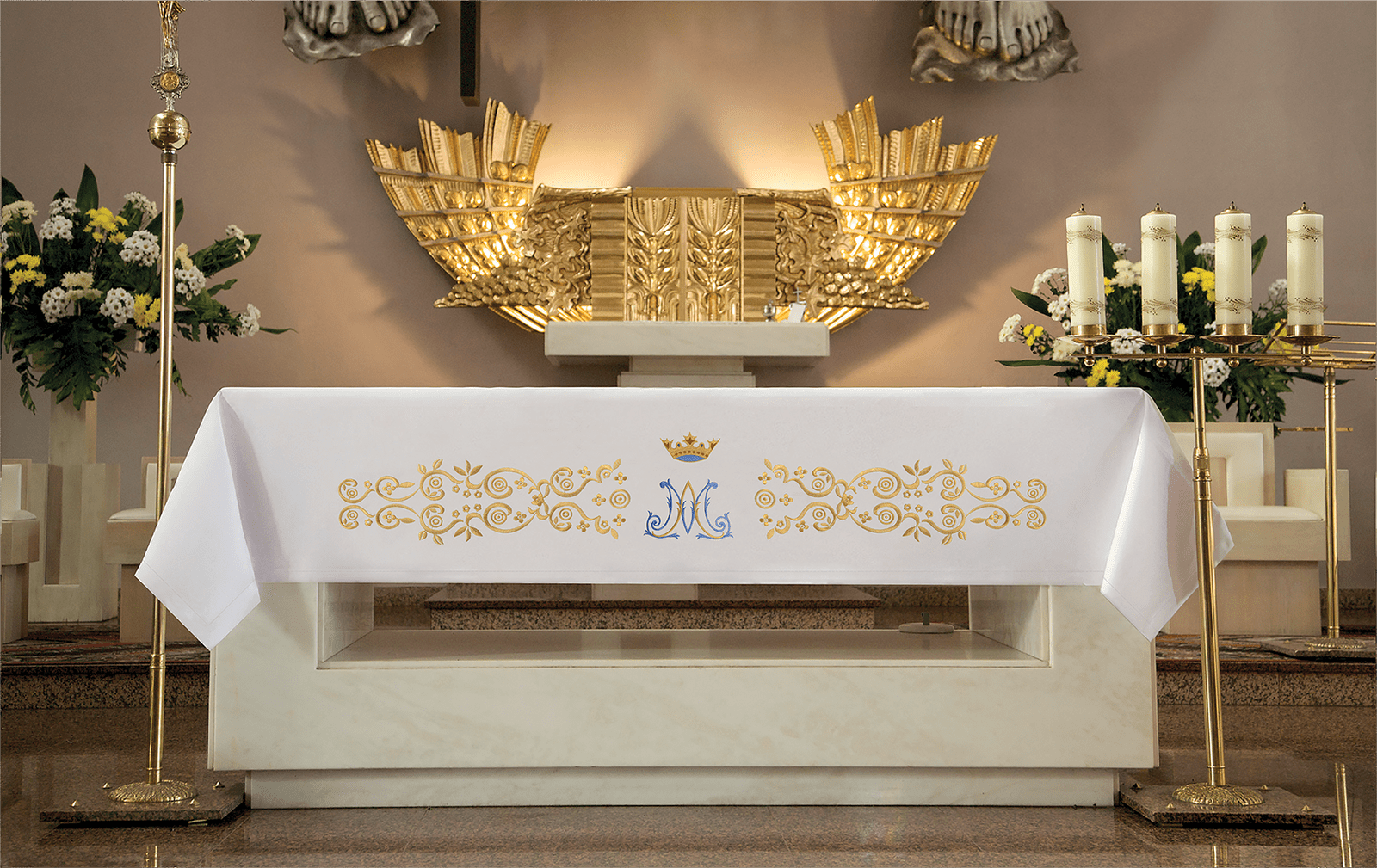 Mantel de altar con bordado frontal dorado en motivo mariano