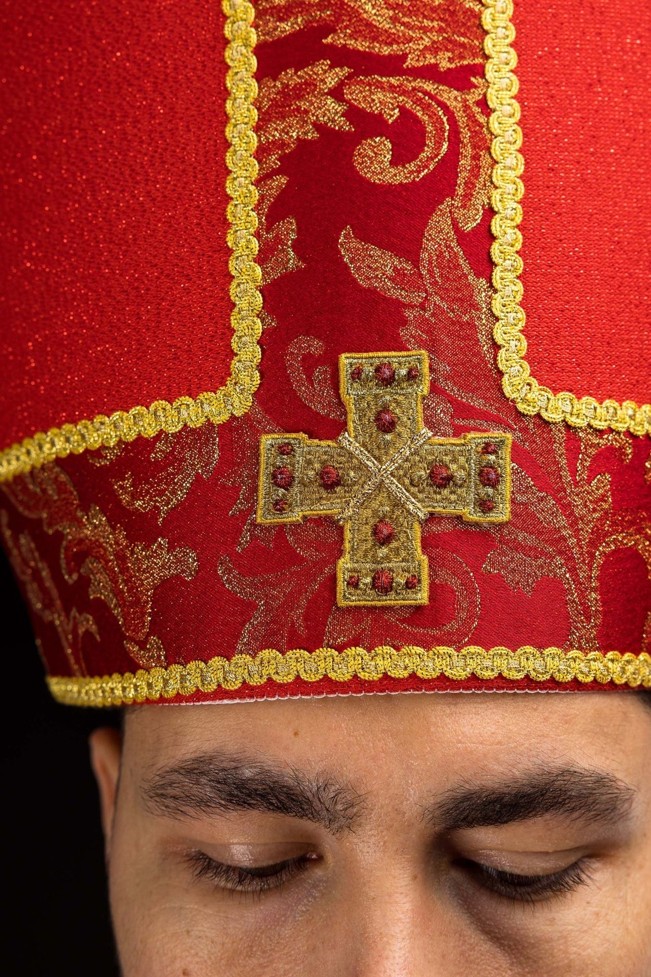 Mitra haftowana z krzyżem ozdobiona tkaniną żakardową czerwona