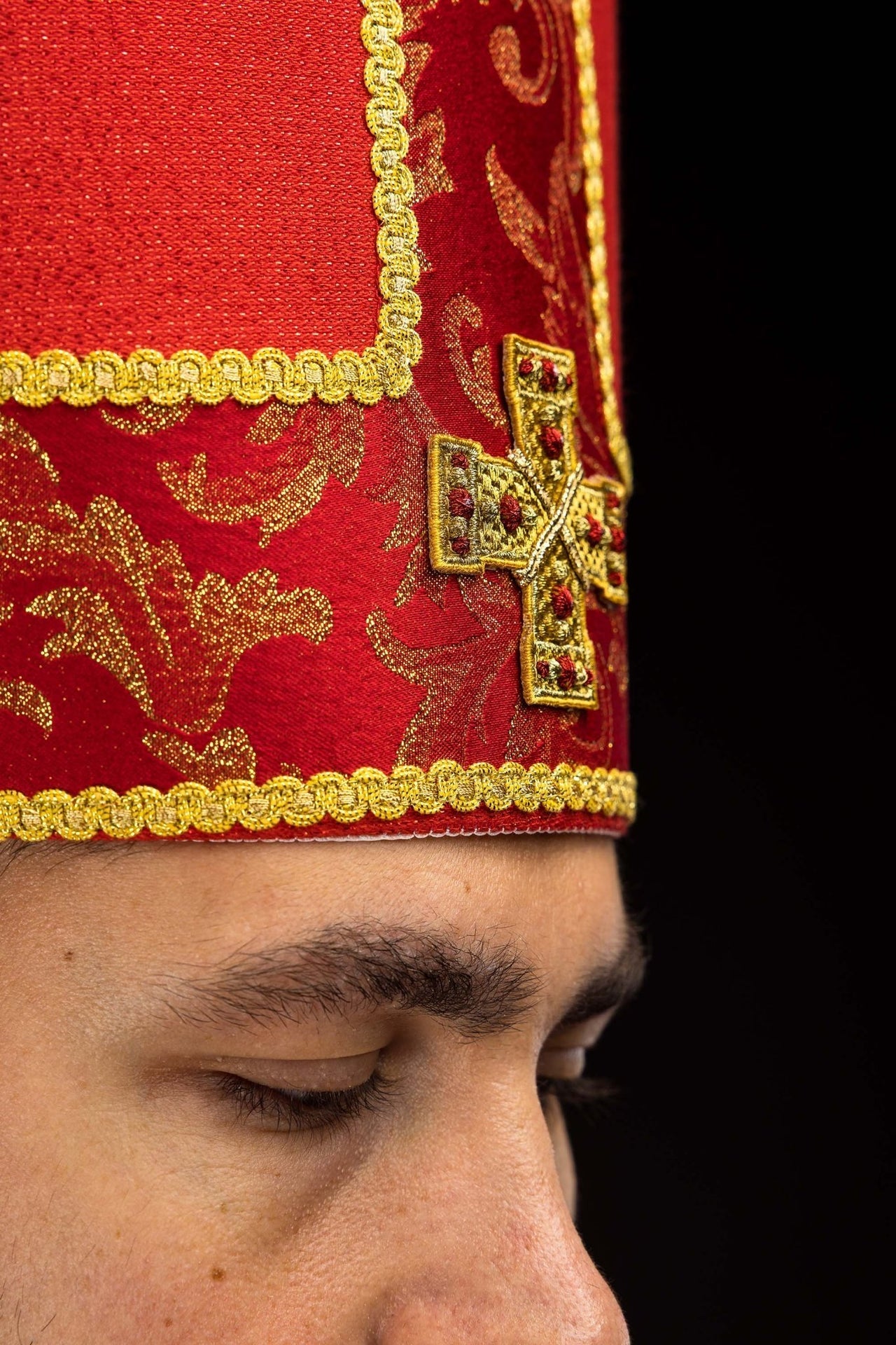 Mitra haftowana z krzyżem ozdobiona tkaniną żakardową czerwona