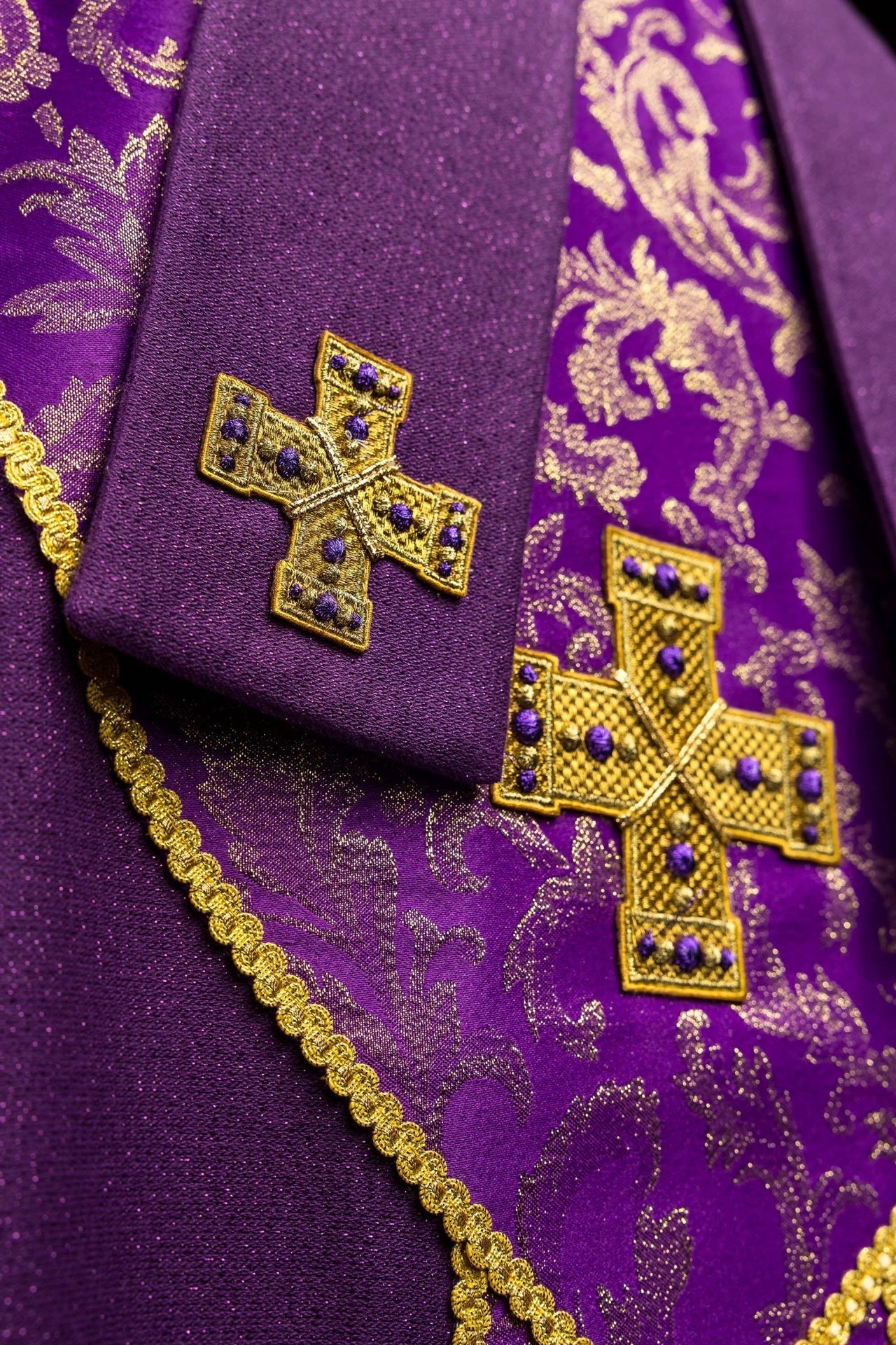 Mitra haftowana z krzyżem ozdobiona tkaniną żakardową fioletowa