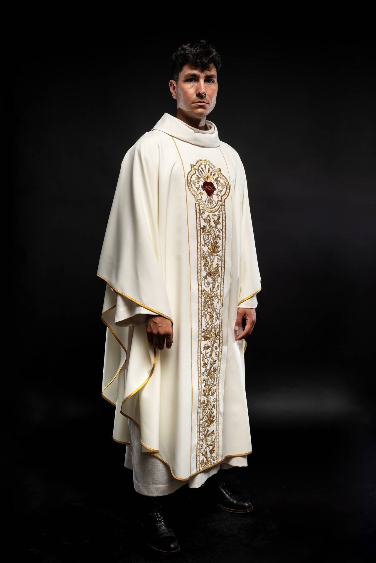 Casulla marfil ricamente bordada con Corazón de Jesús