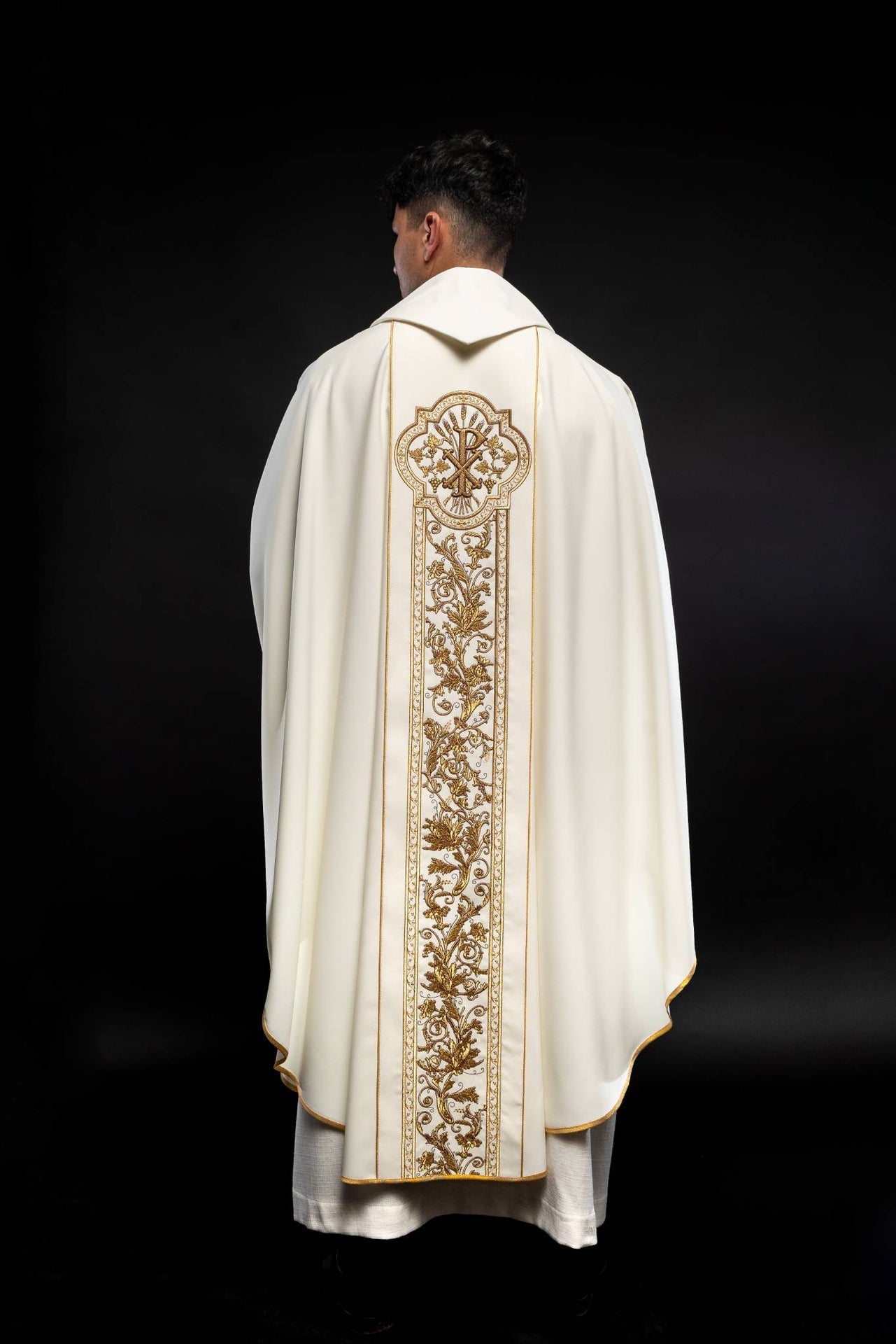 Casulla marfil ricamente bordada con Corazón de Jesús