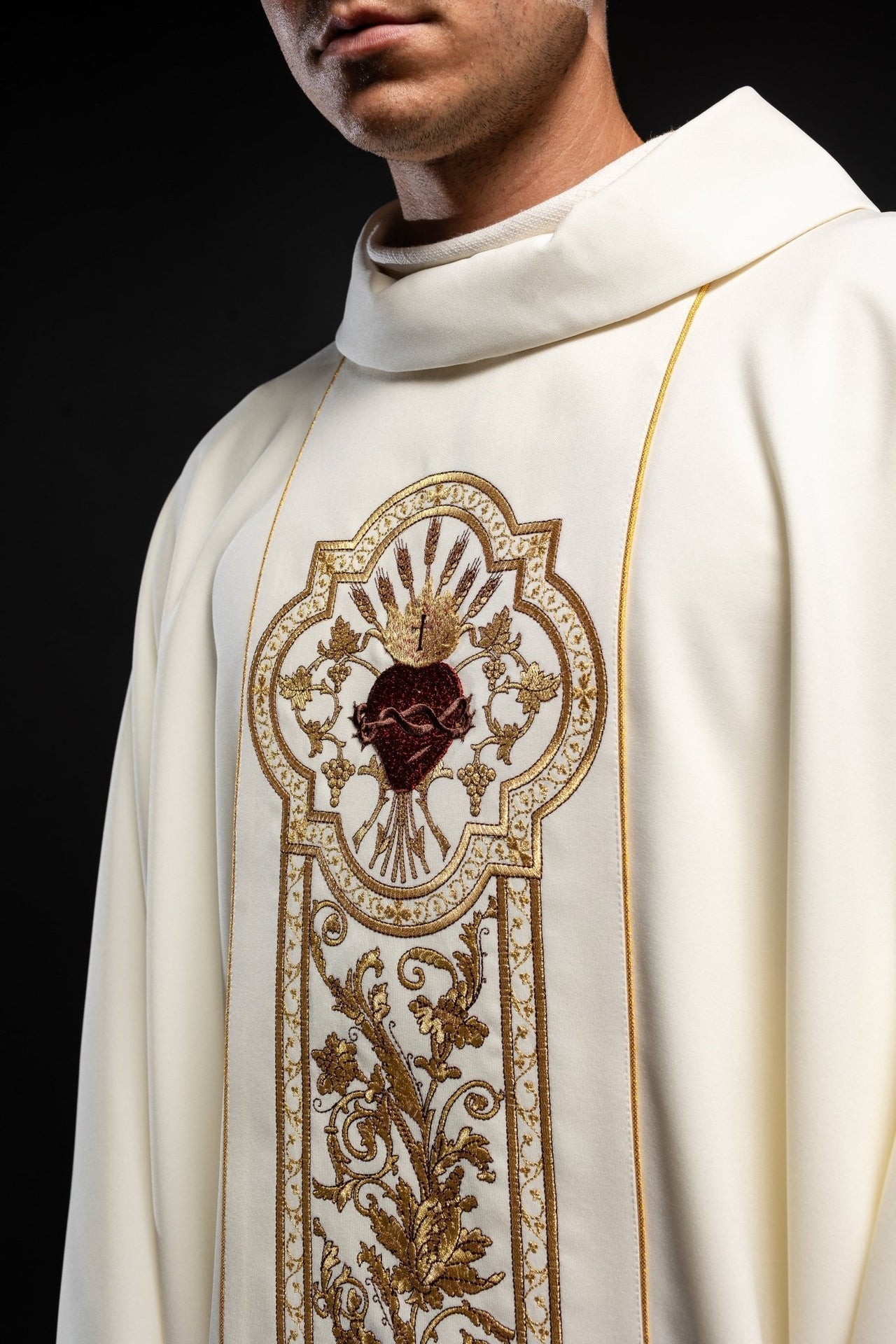 Casulla marfil ricamente bordada con Corazón de Jesús