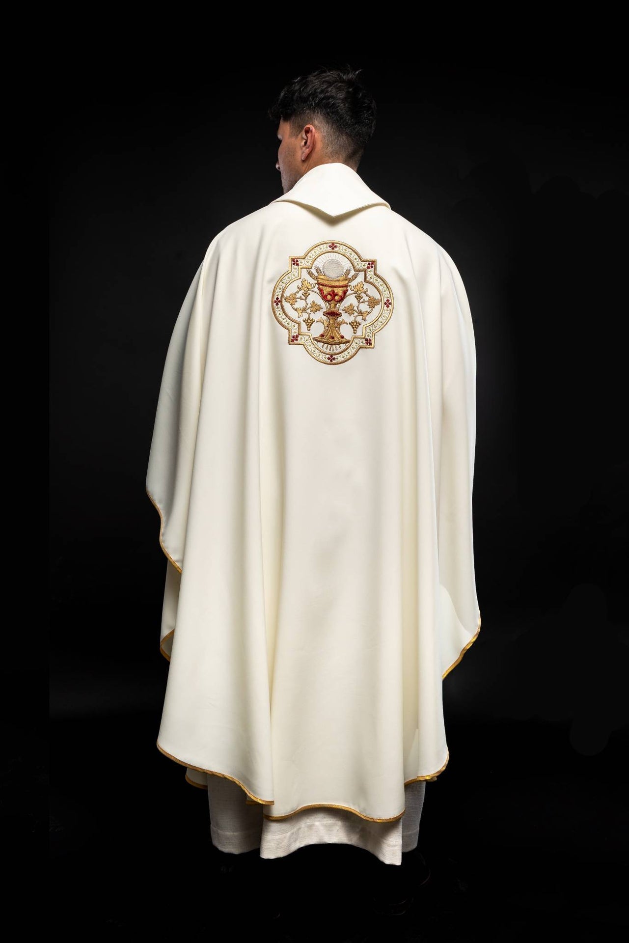 Casulla bordado con el Sagrado Corazón de Jesús y cáliz eucarístico