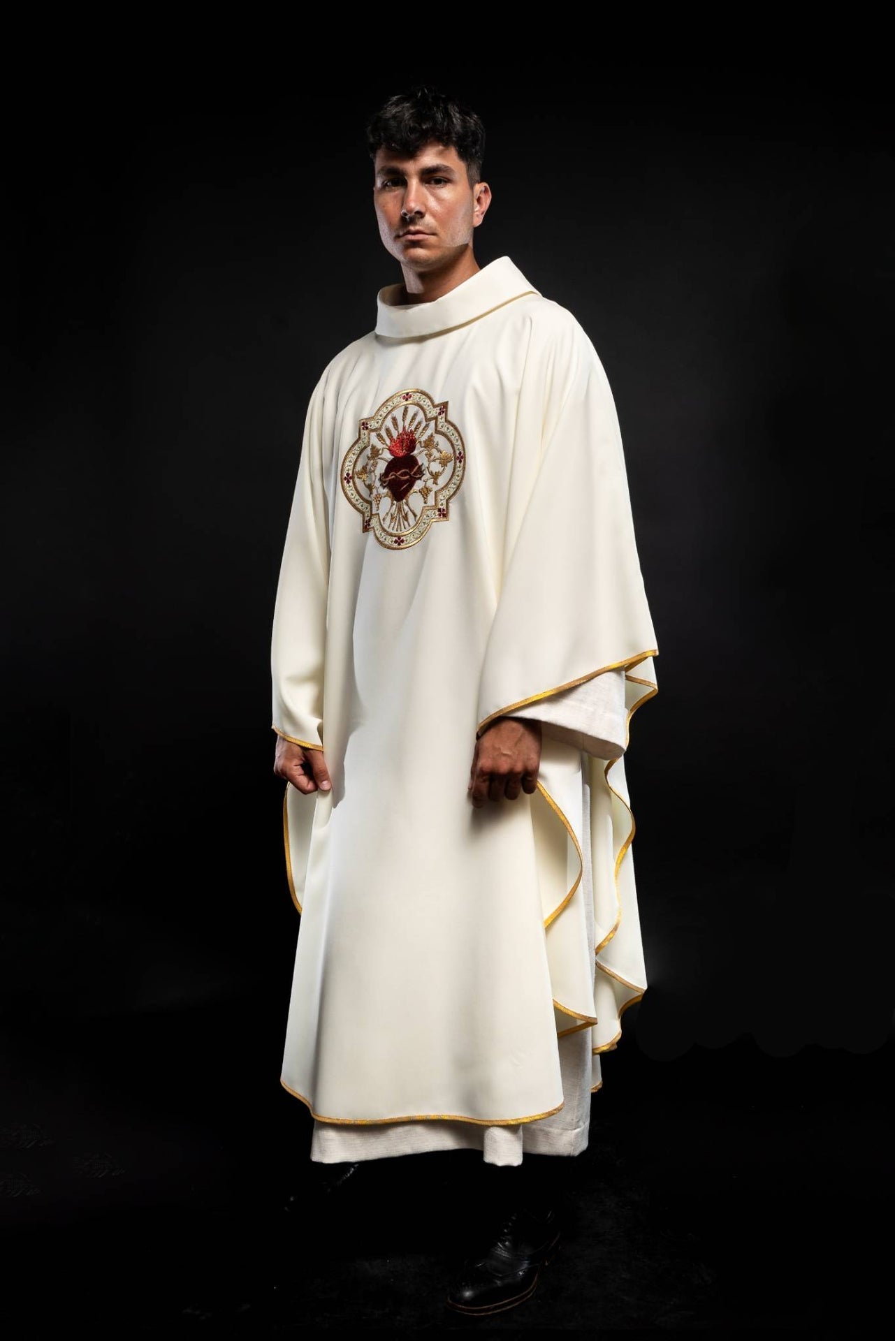 Casulla bordado con el Sagrado Corazón de Jesús y cáliz eucarístico