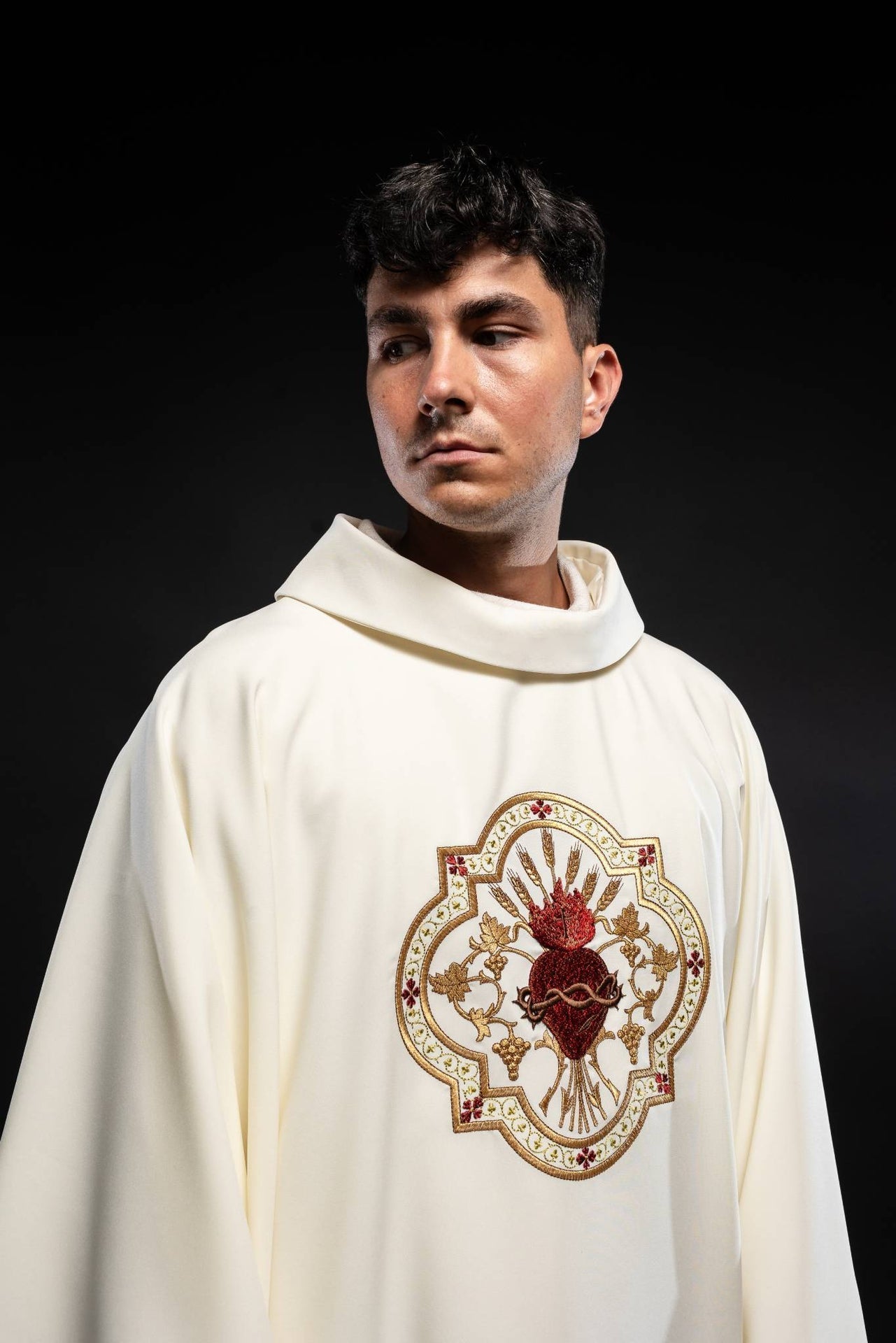 Casulla bordado con el Sagrado Corazón de Jesús y cáliz eucarístico