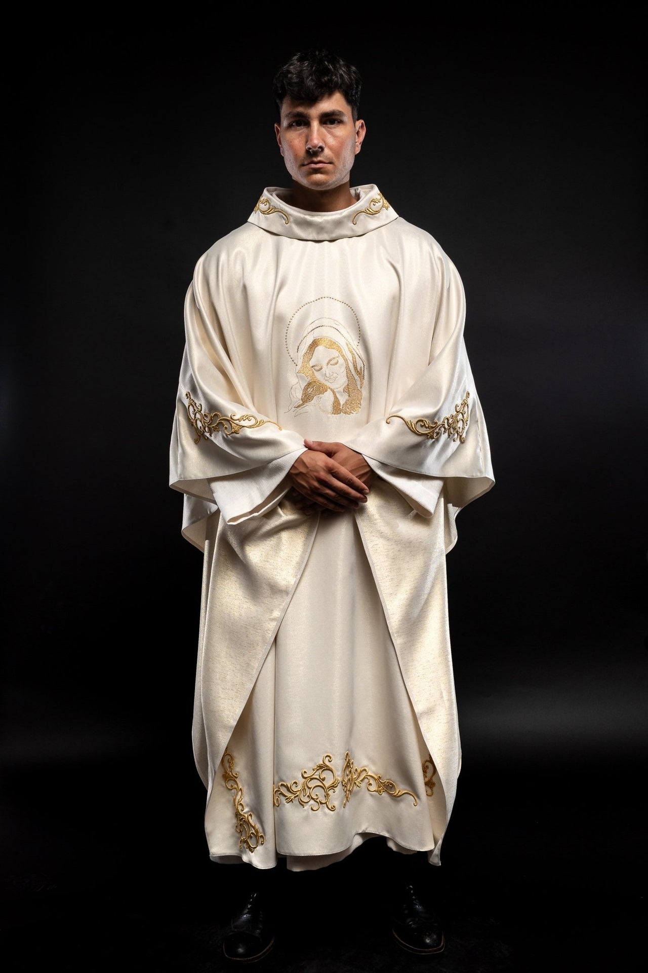 Casulla litúrgica con imagen de la Virgen María abrazando