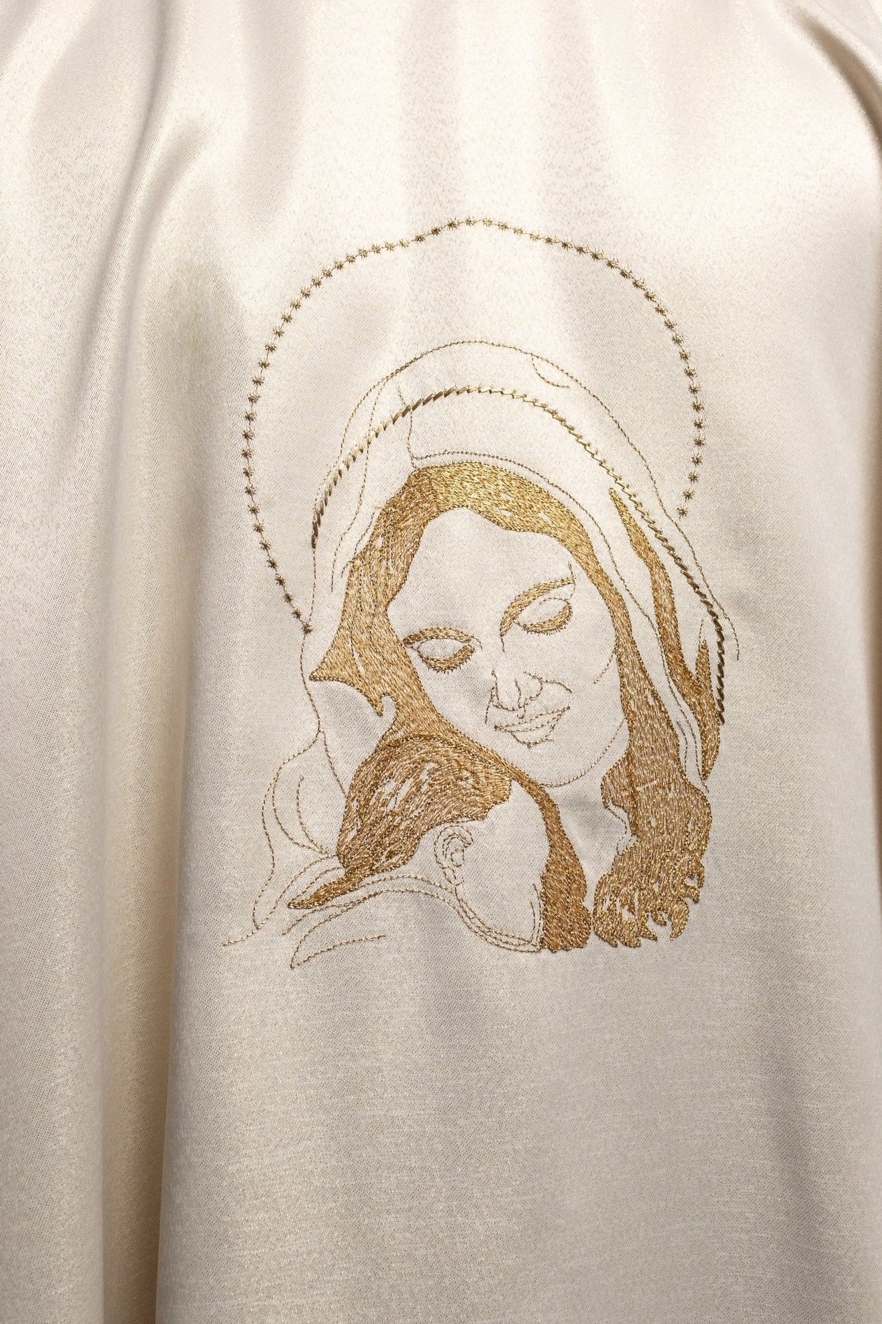 Casulla litúrgica con imagen de la Virgen María abrazando