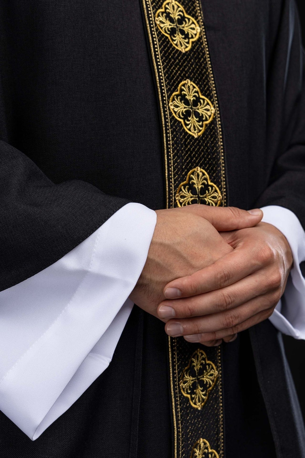 Ornat w kolorze czarnym z haftowanym pasem i kołnierzem w krzyże