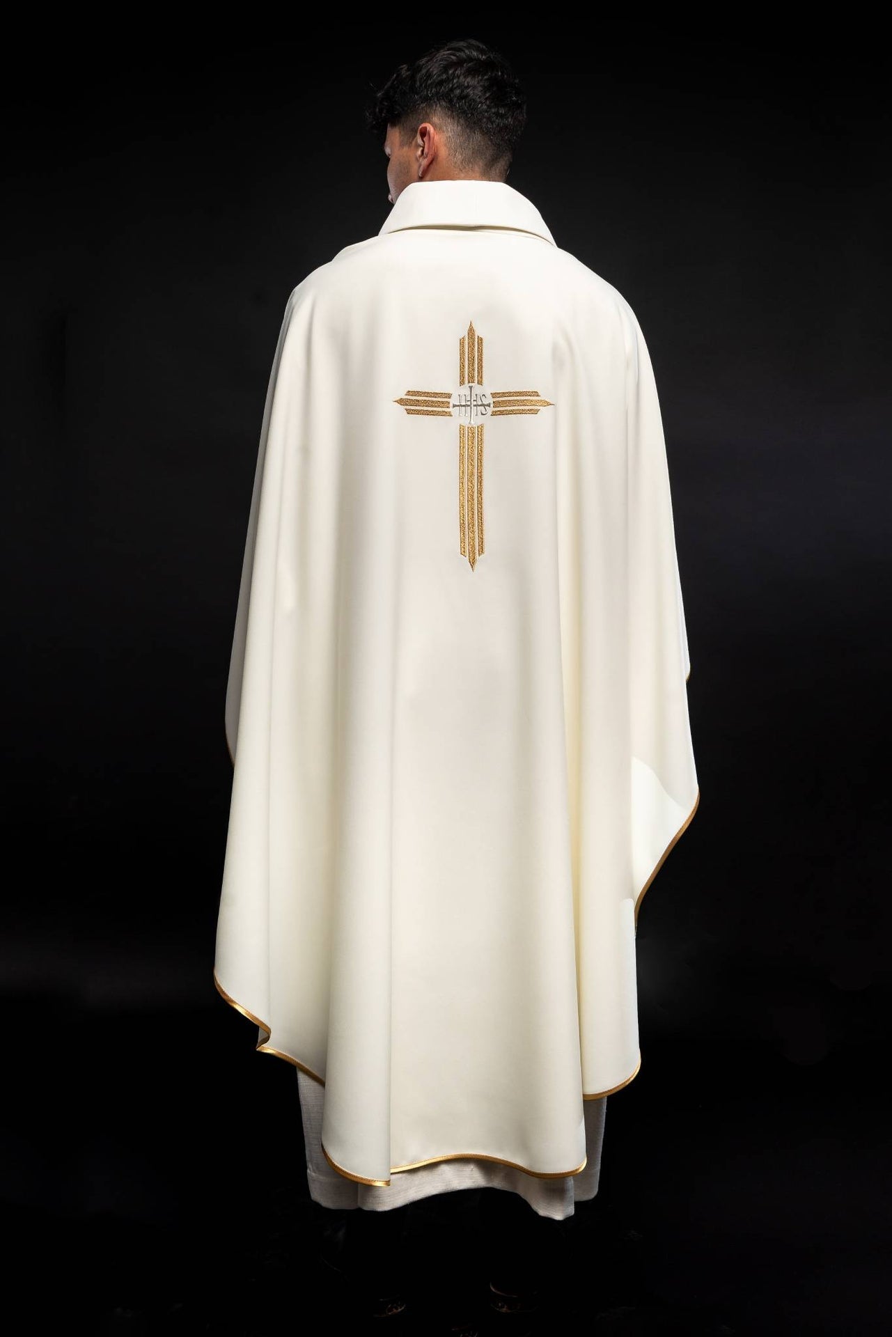 Casulla marfil con bordado Cruz IHS