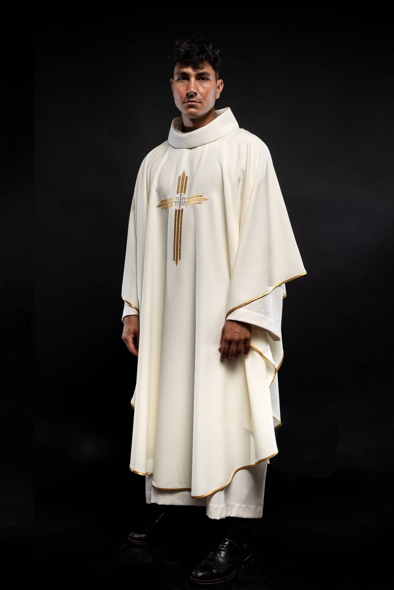 Casulla marfil con bordado Cruz IHS