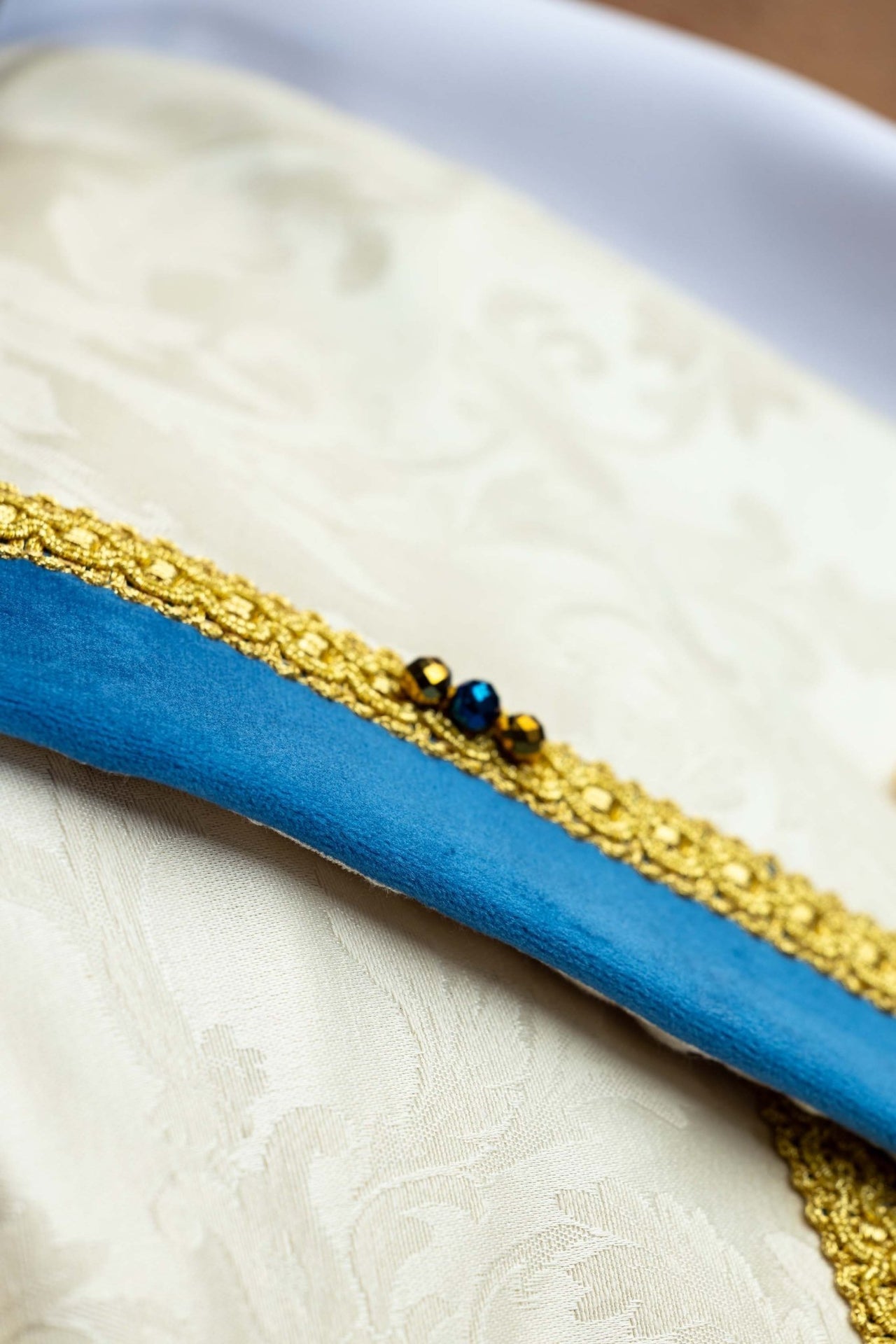 Ręcznie wykonana kapa maryjna z naturalnymi kamieniami Handmade 3006