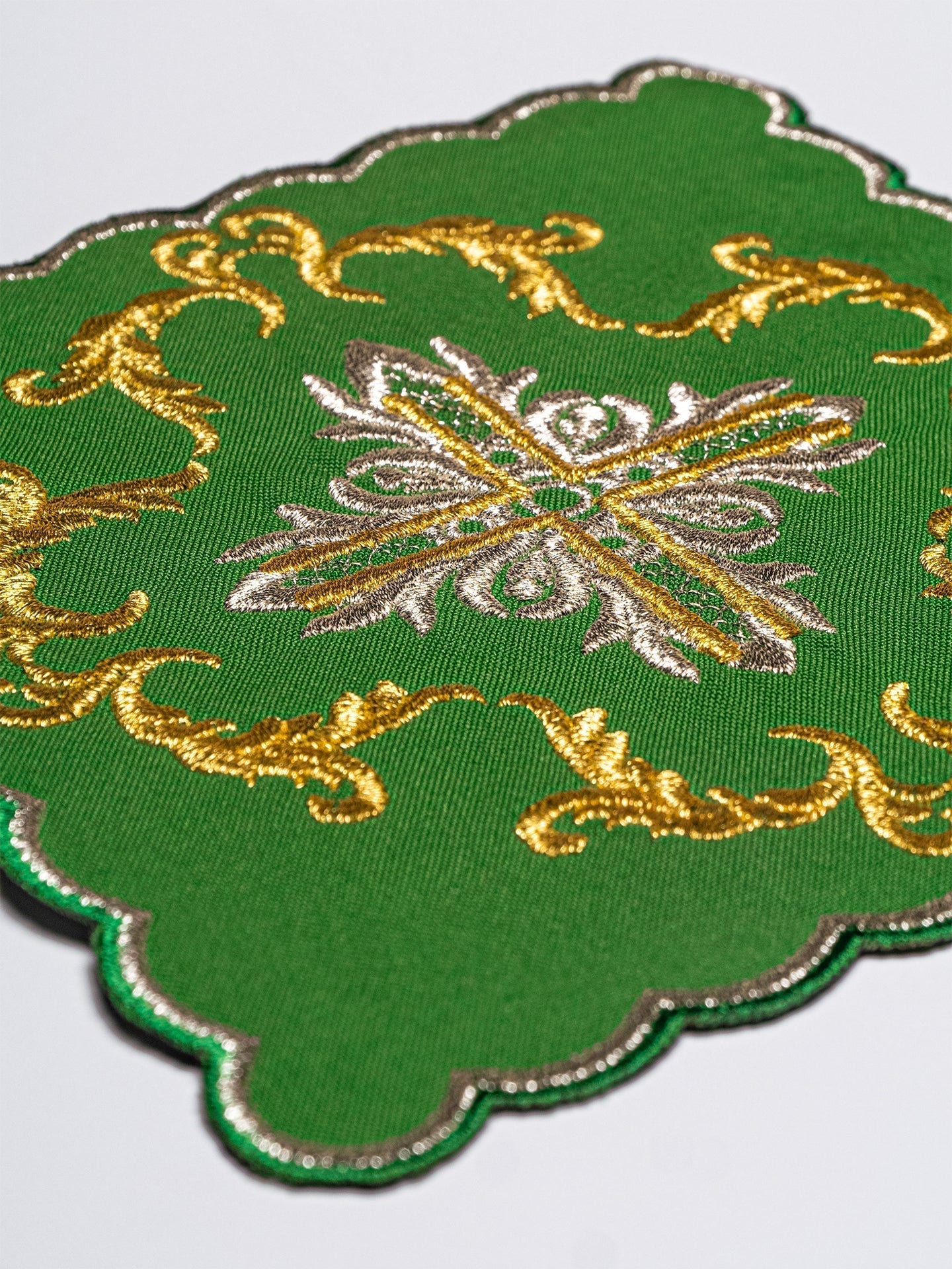 Servicio de altar verde con cruz bordada