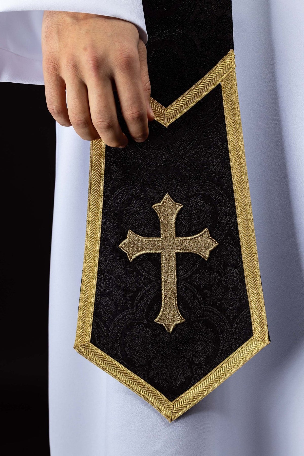 Stuła haftowana z motywem Krzyża czarna tkanina żakardowa